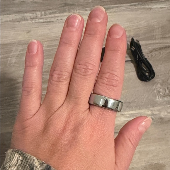 Oura Ring Generation 3 Size 10, Silver w/ Charging Dock - Picture 4 of 8